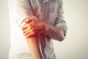 Tips for dealing with pain in the elbow when straightening the arm