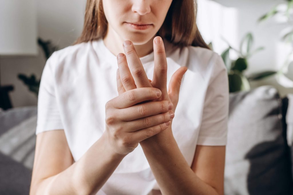 why do my hands hurt after waking up in the morning?